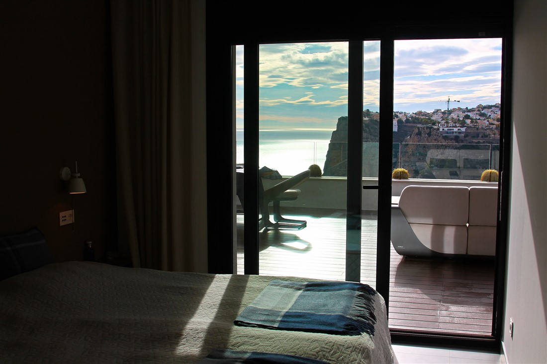 Современная роскошная квартира с видом на море