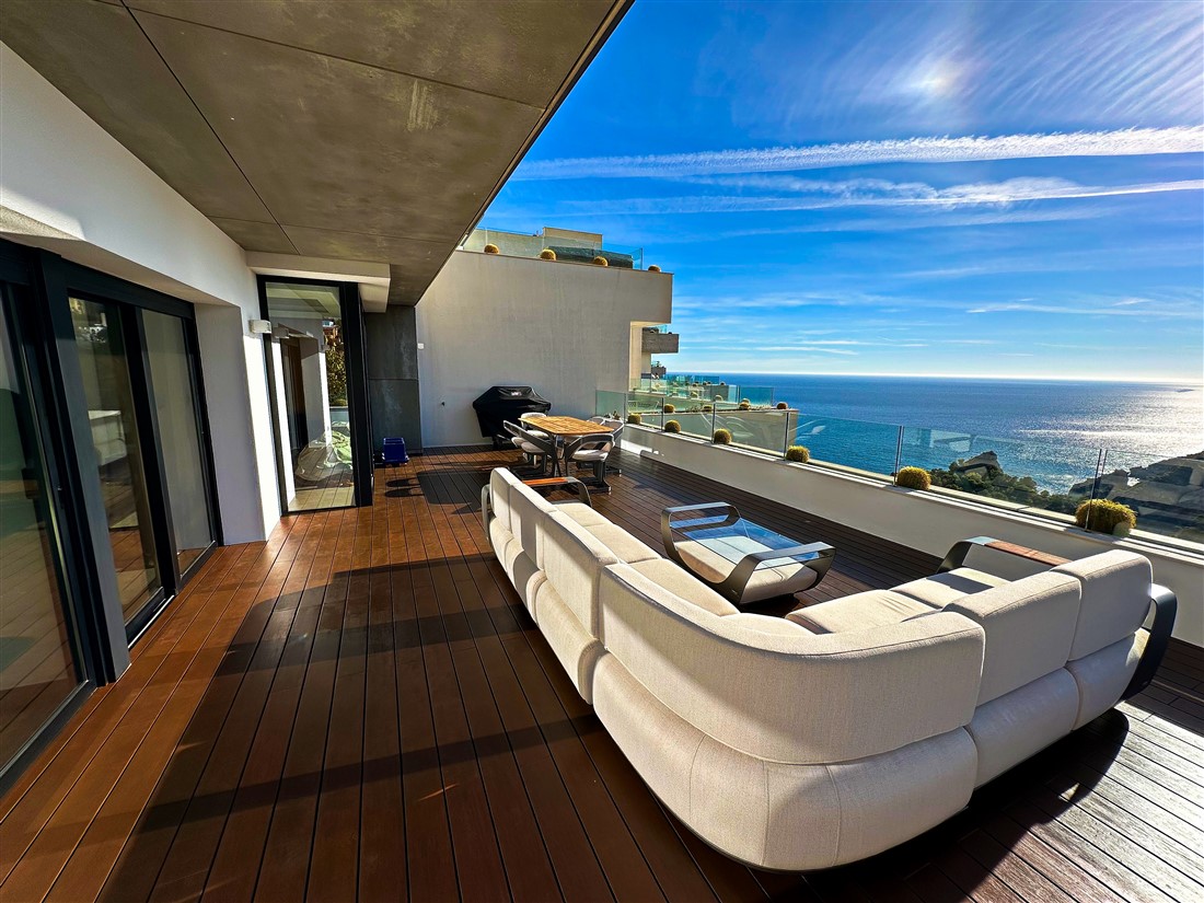 Современная роскошная квартира с видом на море